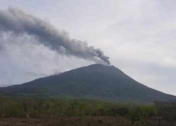Gunung Ili Lewotolok Mengalami Dua Kali Erupsi dengan Kolom Abu Setinggi 700 Meter