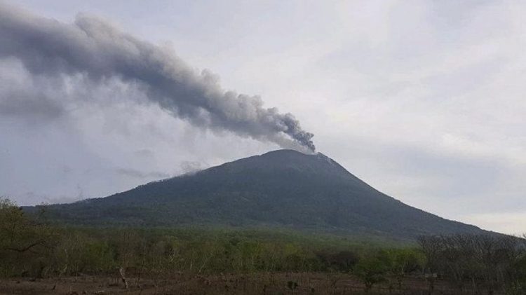Gunung Ili Lewotolok Mengalami Dua Kali Erupsi dengan Kolom Abu Setinggi 700 Meter