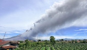 Foto Gunung Sinabung Erupsi Naik Status Menjadi Siaga