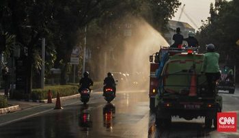 Foto Jakarta Atasi Jalan Terdampak Abu Vulkanik Anak Krakatau
