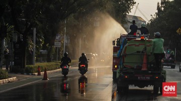 Foto Jakarta Atasi Jalan Terdampak Abu Vulkanik Anak Krakatau