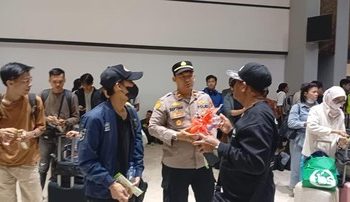Polri Sambut Penumpang dengan Snack di Bandara Soekarno-Hatta