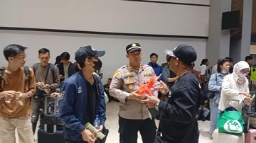 Polri Sambut Penumpang dengan Snack di Bandara Soekarno-Hatta