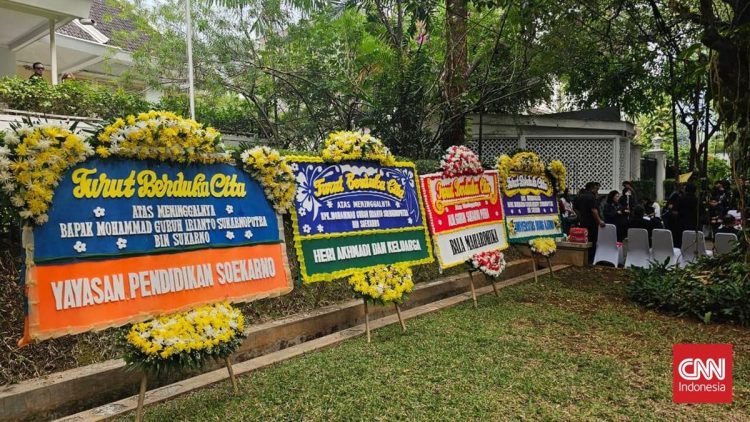 Karangan Bunga di Rumah Duka Guruh Soekarnoputra