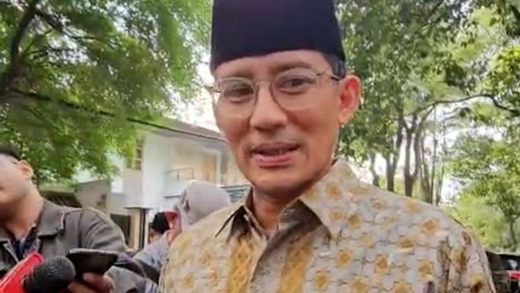 Hasto dan Sandiaga Uno Hadiri Pemakaman Guruh Soekarnoputra