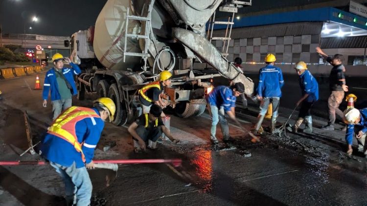 Mobil ASN di Pekalongan Terobos Jalan yang Sedang Dicor