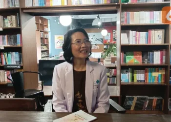 Dokter Caroline Ajak Perempuan Peduli Kesehatan Organ Reproduksi Lewat Buku
