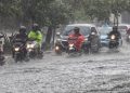 Jalan Mayor Oking Cibinong Terbanjiri, Banyak Motor Terhenti Karena Banjir