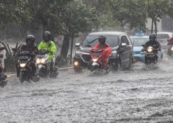 Jalan Mayor Oking Cibinong Terbanjiri, Banyak Motor Terhenti Karena Banjir