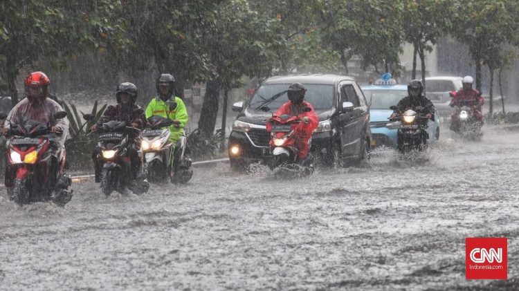 Jalan Mayor Oking Cibinong Terbanjiri, Banyak Motor Terhenti Karena Banjir