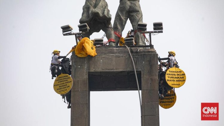 Polda Metro Kembalikan 6 Aktivis Greenpeace yang Pasang Spanduk di Bundaran HI