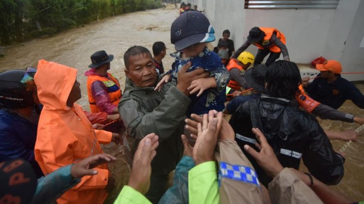 Warga Terjebak Banjir Bandang di Padang, Tim Evakuasi BPBD Dikerahkan