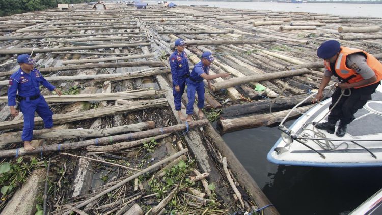 TNI AL Amankan 2 Kapal dengan 8 Ribu Kayu Ilegal di Pulau Buru