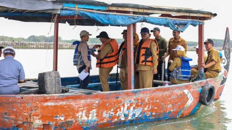 Tinjauan Pembangunan Tanggul Pantai di Demak untuk Memulihkan Tambak