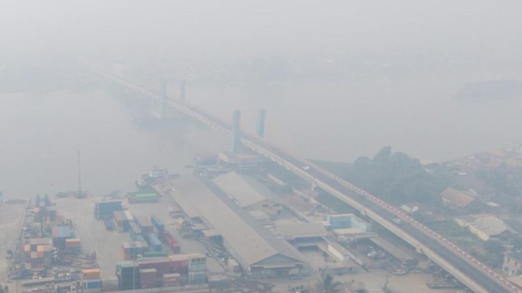 Kualitas Udara Sangat Bahaya di Palembang Menyebabkan Sesak Bernapas